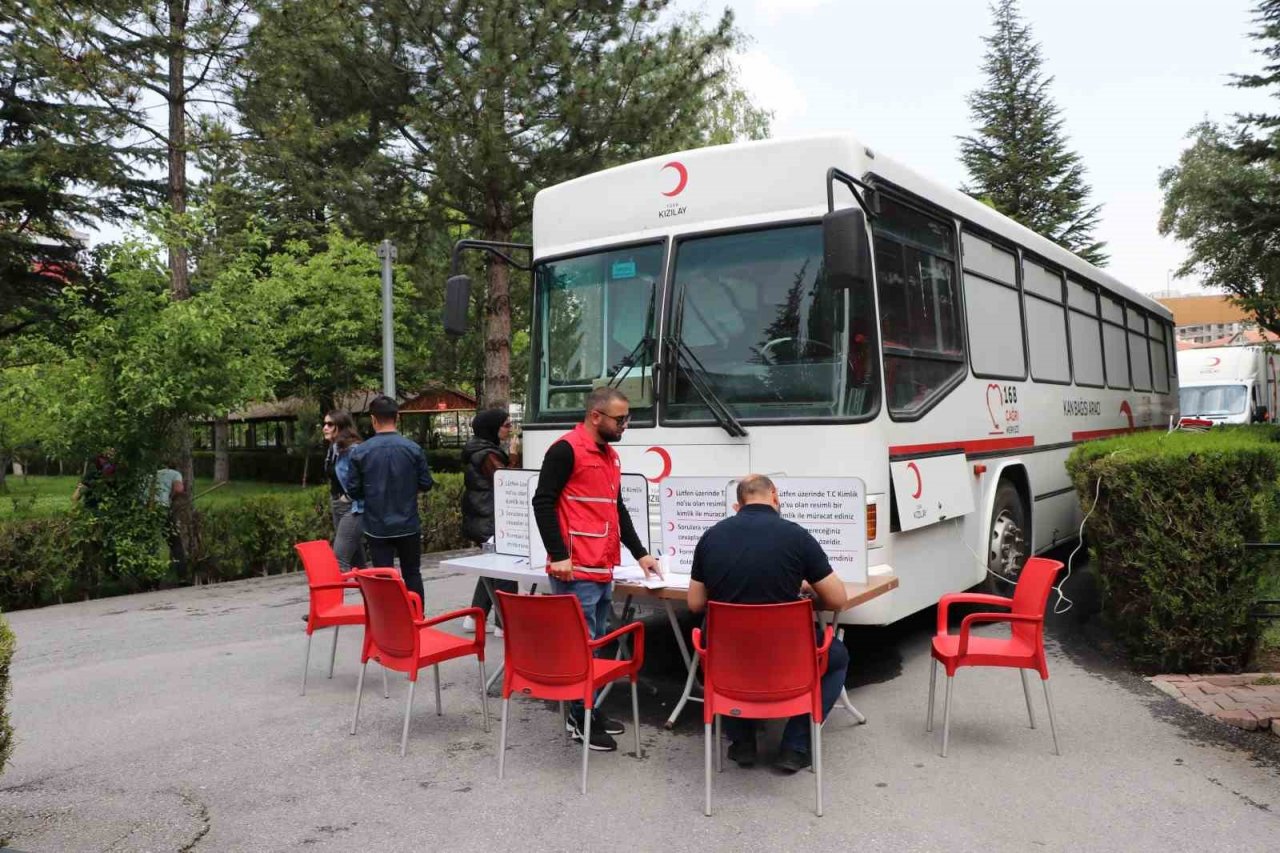 Depremzede vatandaşlardan kan bağışına yoğun ilgi