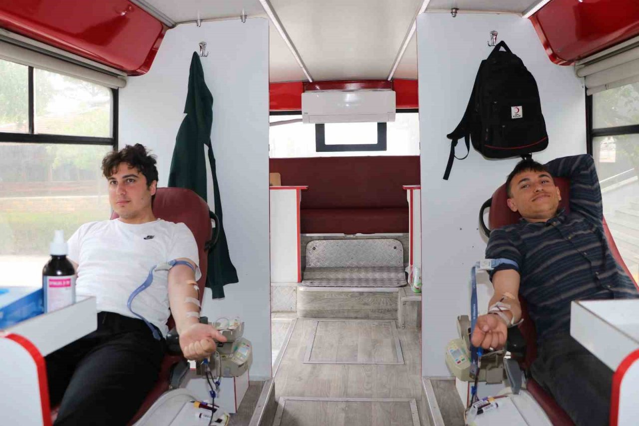 Depremzede vatandaşlardan kan bağışına yoğun ilgi