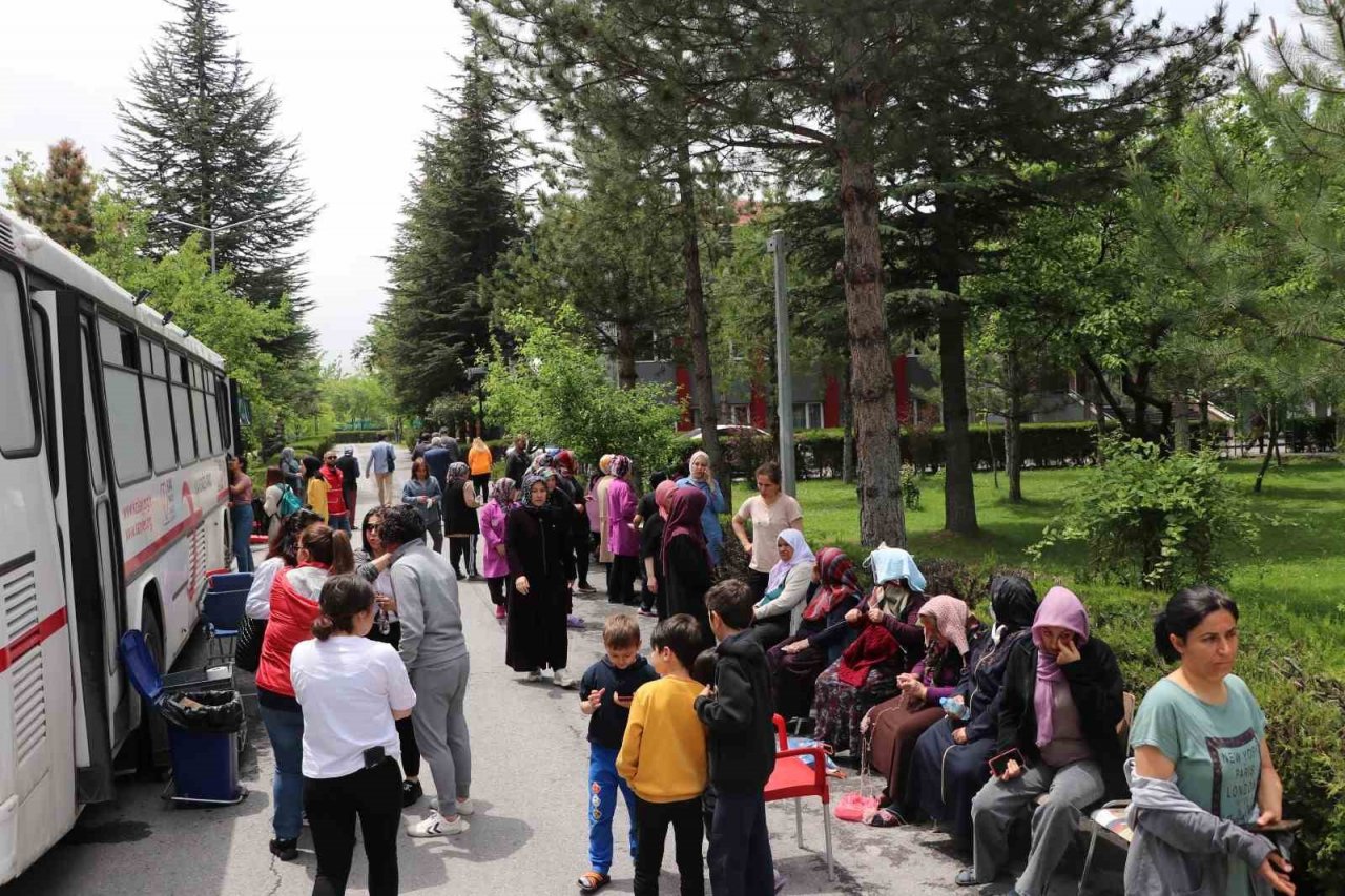 Depremzede vatandaşlardan kan bağışına yoğun ilgi