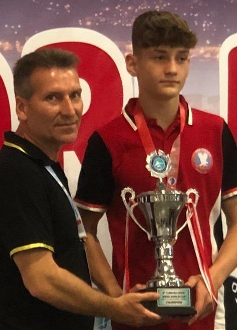 Kick Boks’ta Kuşadası’na dünya birinciliği geldi