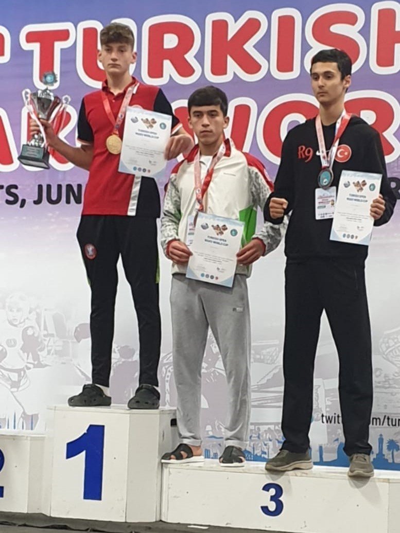 Kick Boks’ta Kuşadası’na dünya birinciliği geldi