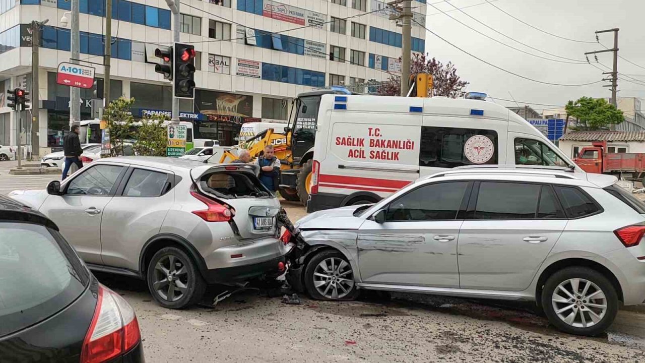Otomobil kırmızı ışıkta bekleyen araca çarptı: 1 yaralı
