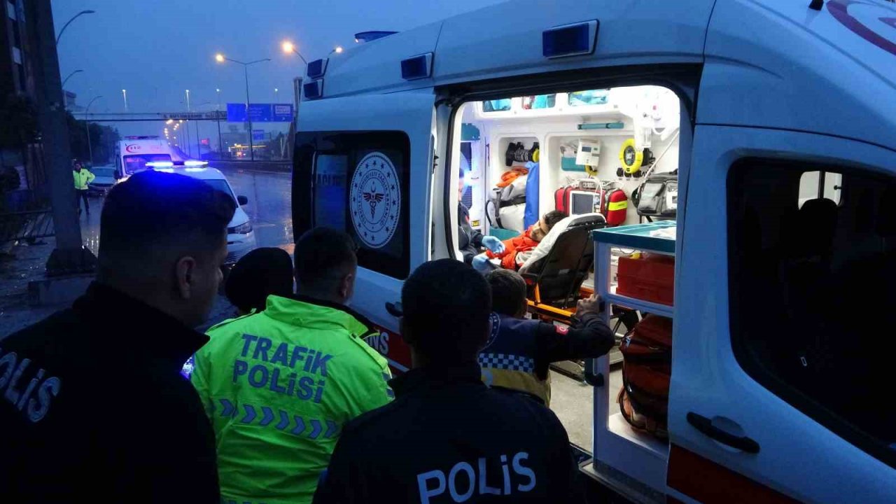 Kayganlaşan yolda kontrolden çıkan otomobil bariyere çarptı: 2 yaralı