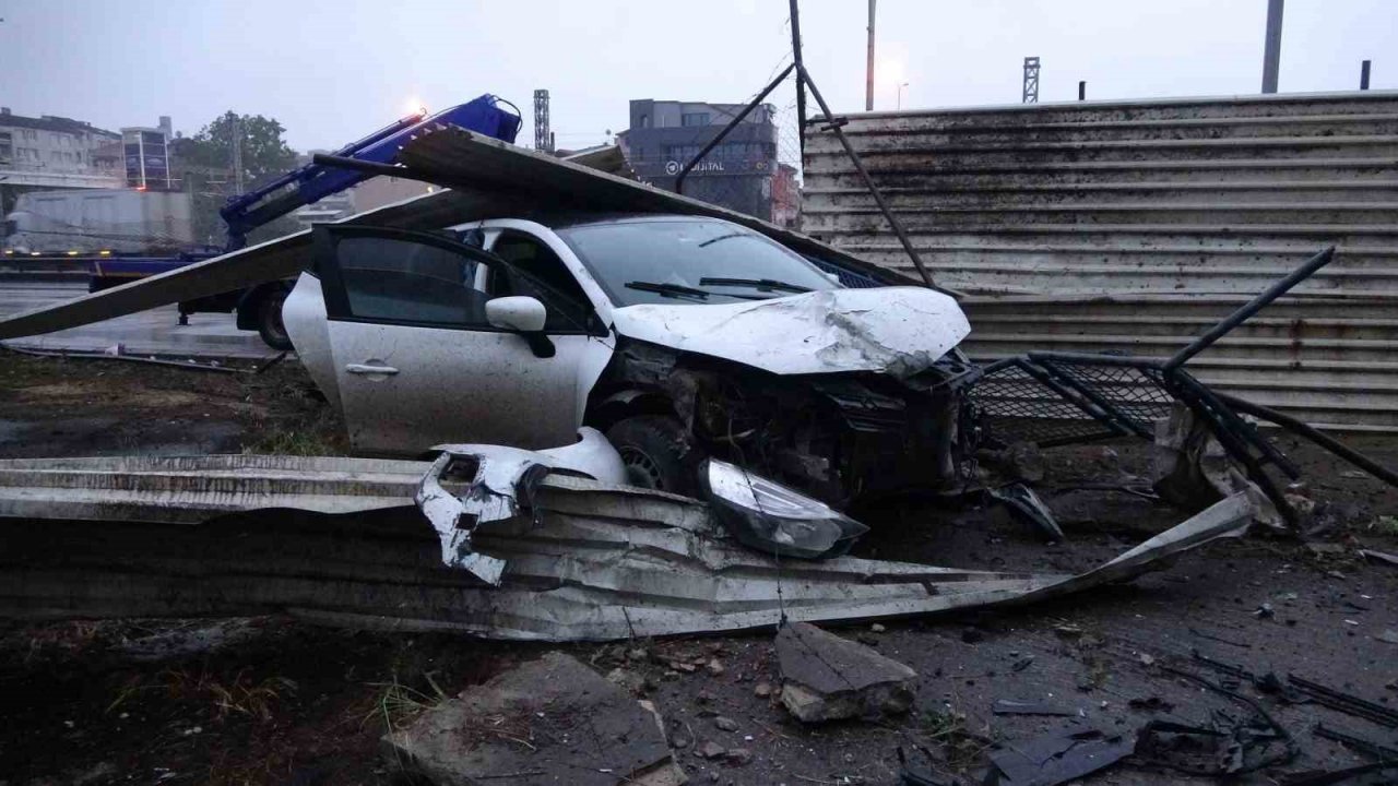 Kayganlaşan yolda kontrolden çıkan otomobil bariyere çarptı: 2 yaralı