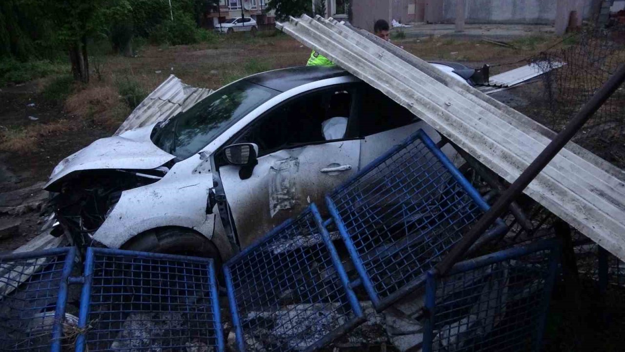 Kayganlaşan yolda kontrolden çıkan otomobil bariyere çarptı: 2 yaralı