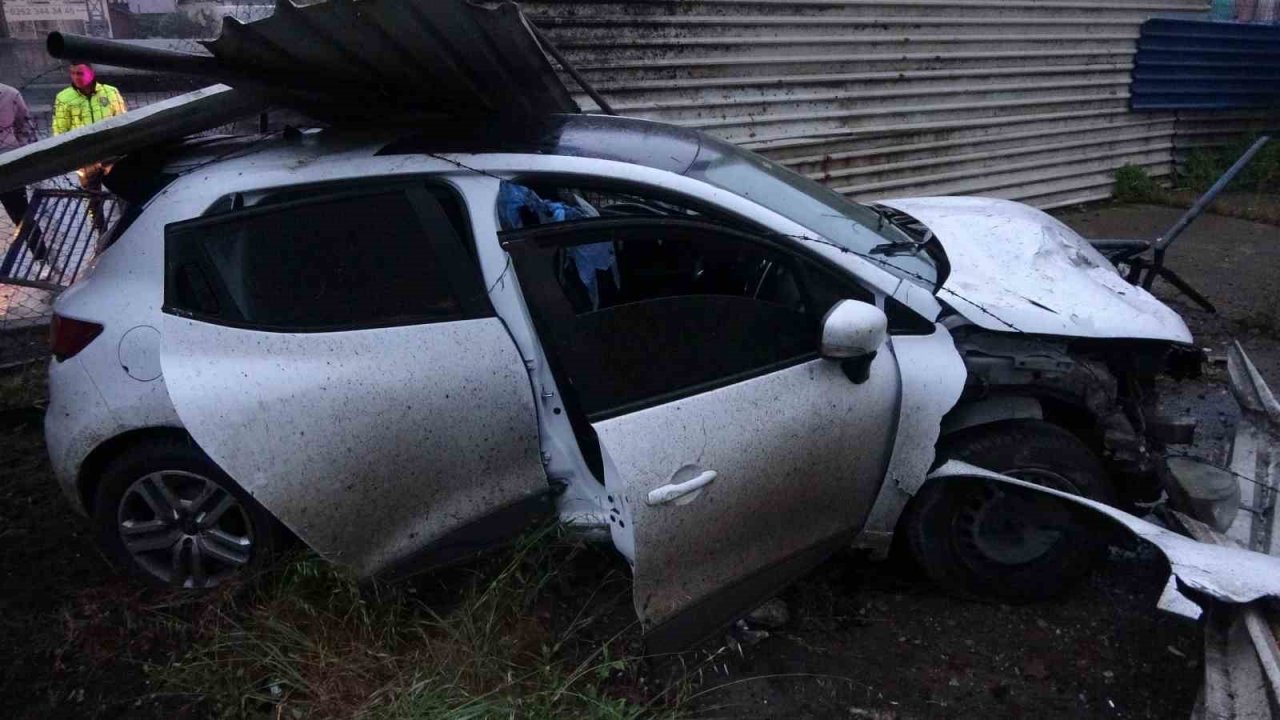 Kayganlaşan yolda kontrolden çıkan otomobil bariyere çarptı: 2 yaralı