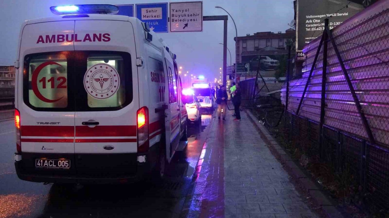 Kayganlaşan yolda kontrolden çıkan otomobil bariyere çarptı: 2 yaralı