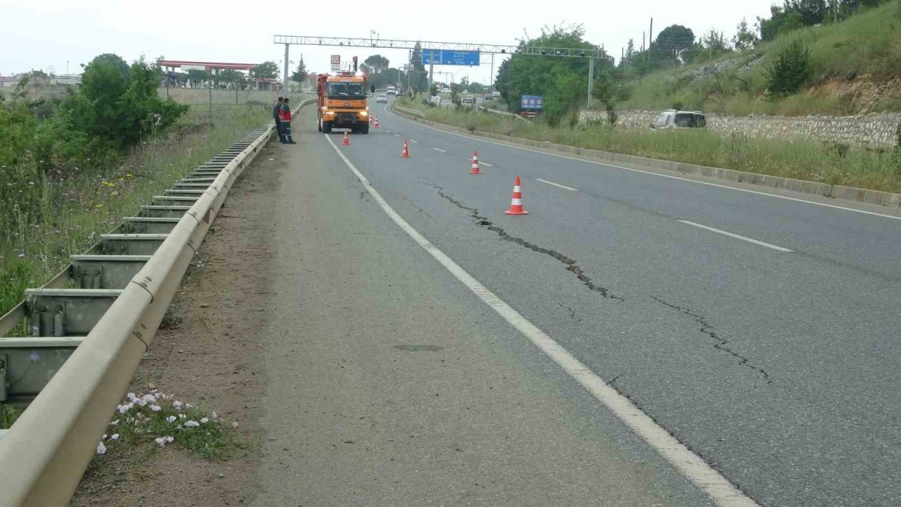 Sağanak yağışın etkili olduğu Menteşe’de yol çöktü