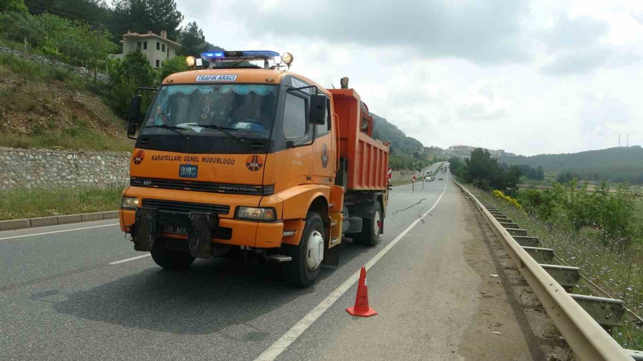 Sağanak yağışın etkili olduğu Menteşe’de yol çöktü