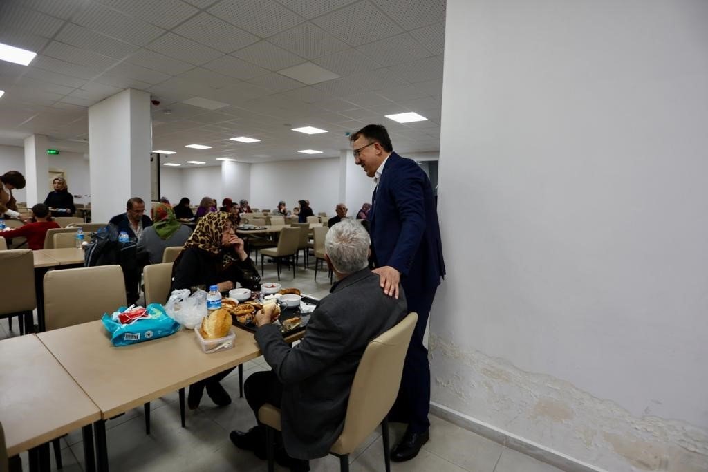 Başkan Savran depremzedelerle bir araya geldi