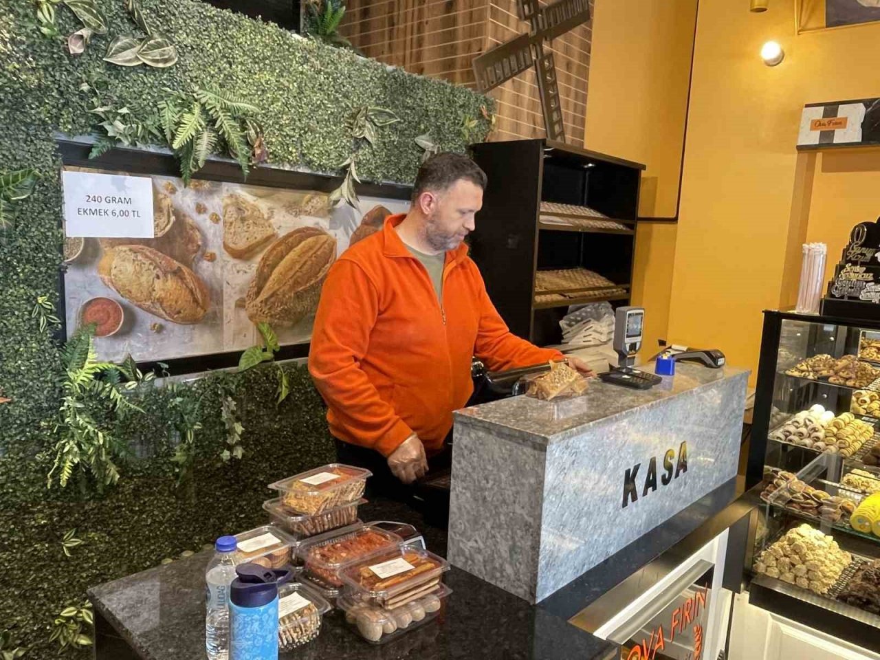 Fırından sadaka kutusu çalan kasklı hırsız kamerada