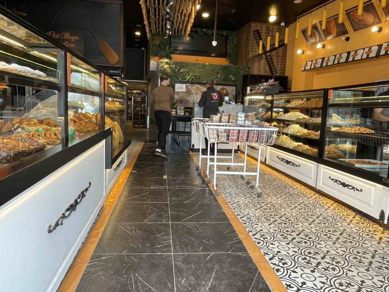 Fırından sadaka kutusu çalan kasklı hırsız kamerada