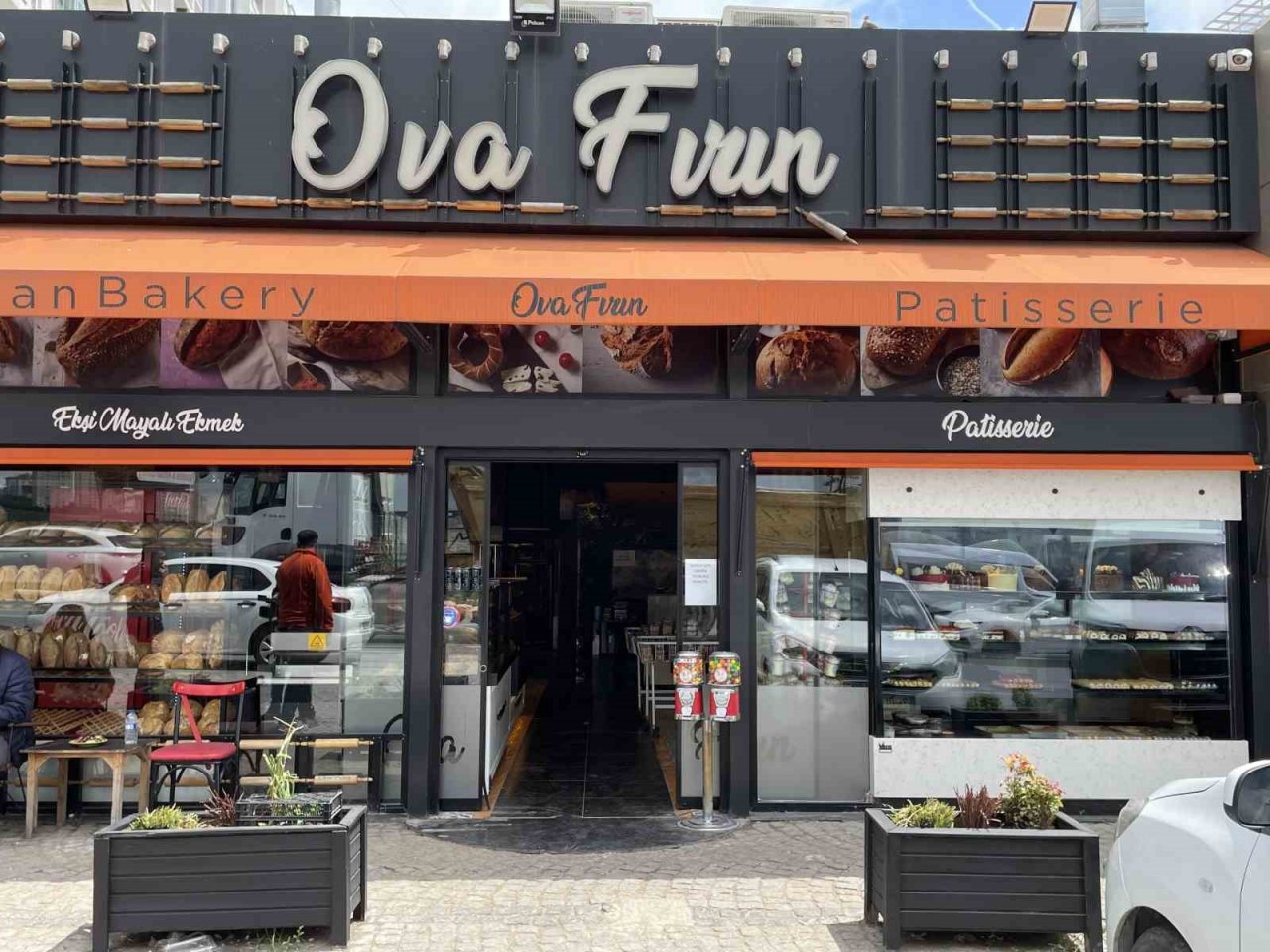 Fırından sadaka kutusu çalan kasklı hırsız kamerada