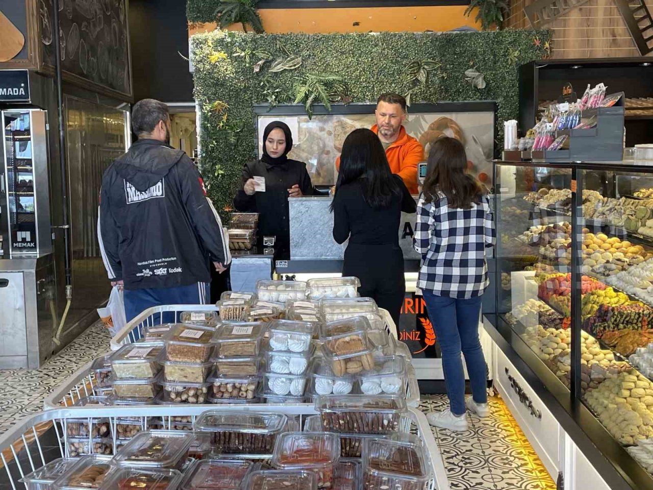 Fırından sadaka kutusu çalan kasklı hırsız kamerada