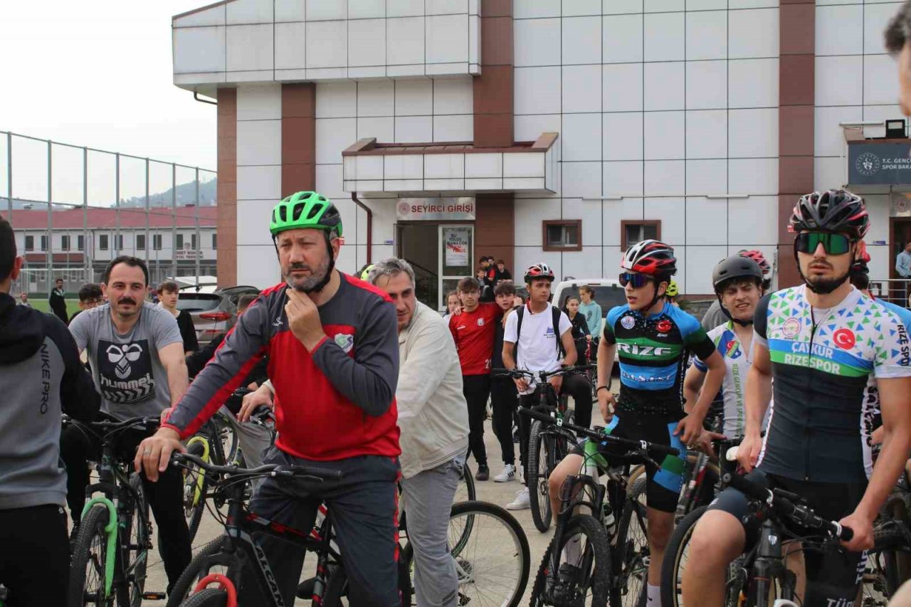 Rize’de bisiklet turu renkli görüntülere sahne oldu