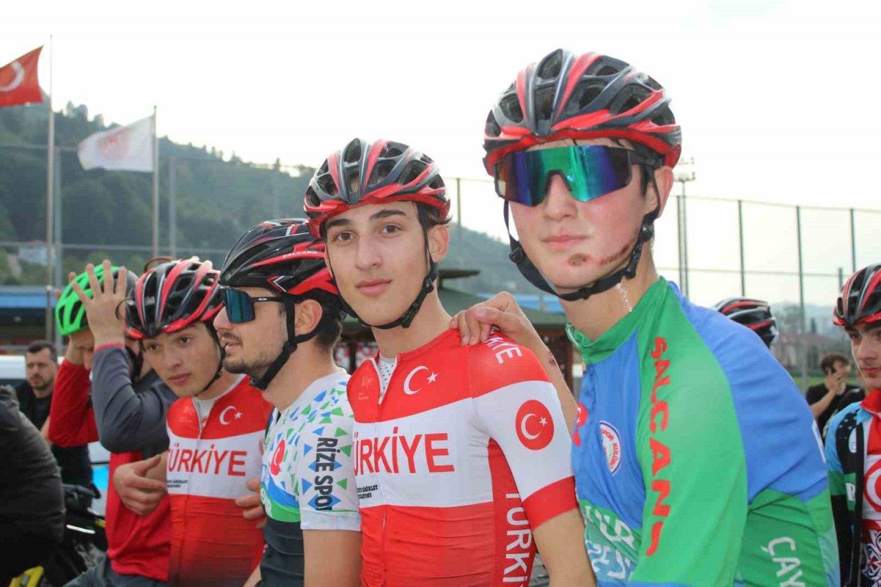 Rize’de bisiklet turu renkli görüntülere sahne oldu