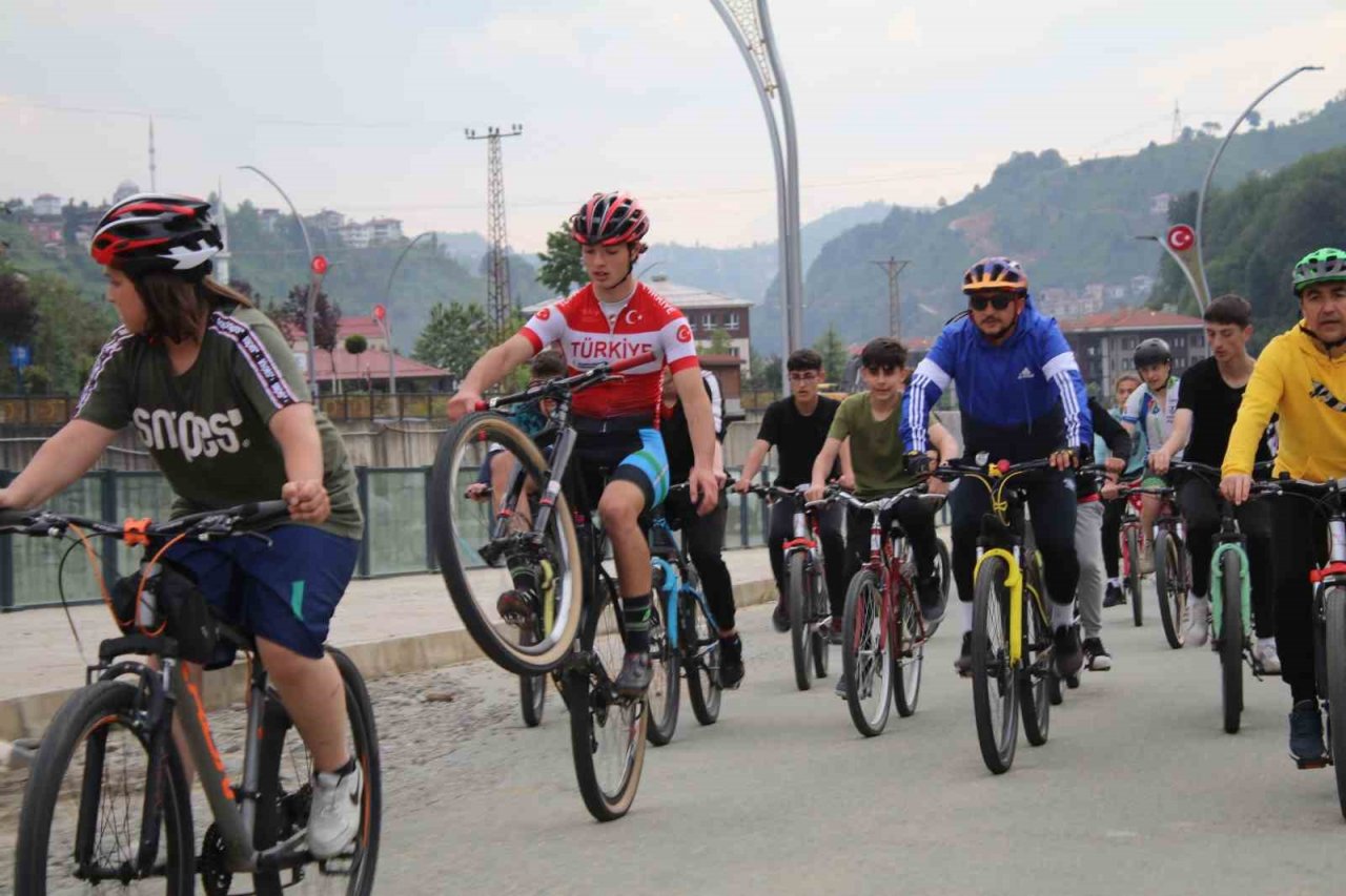 Rize’de bisiklet turu renkli görüntülere sahne oldu