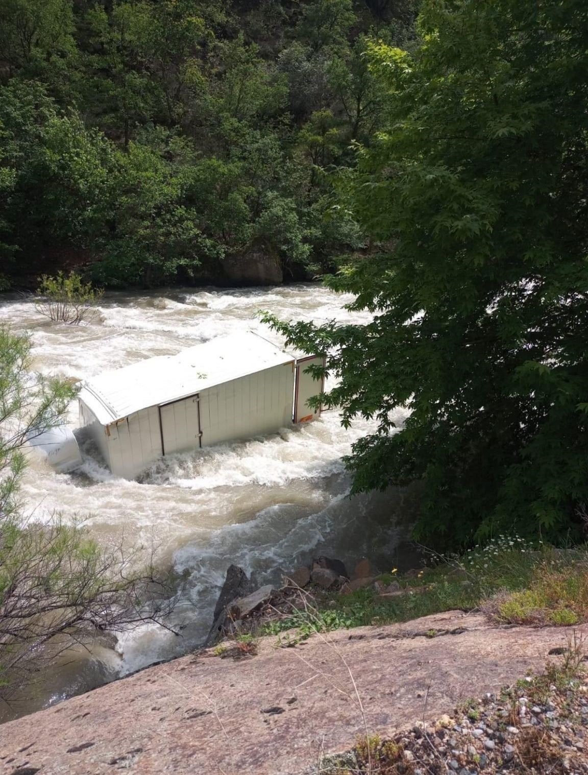 Nehre düşen kamyon sürücüsü için arama kurtarma çalışması başlatıldı