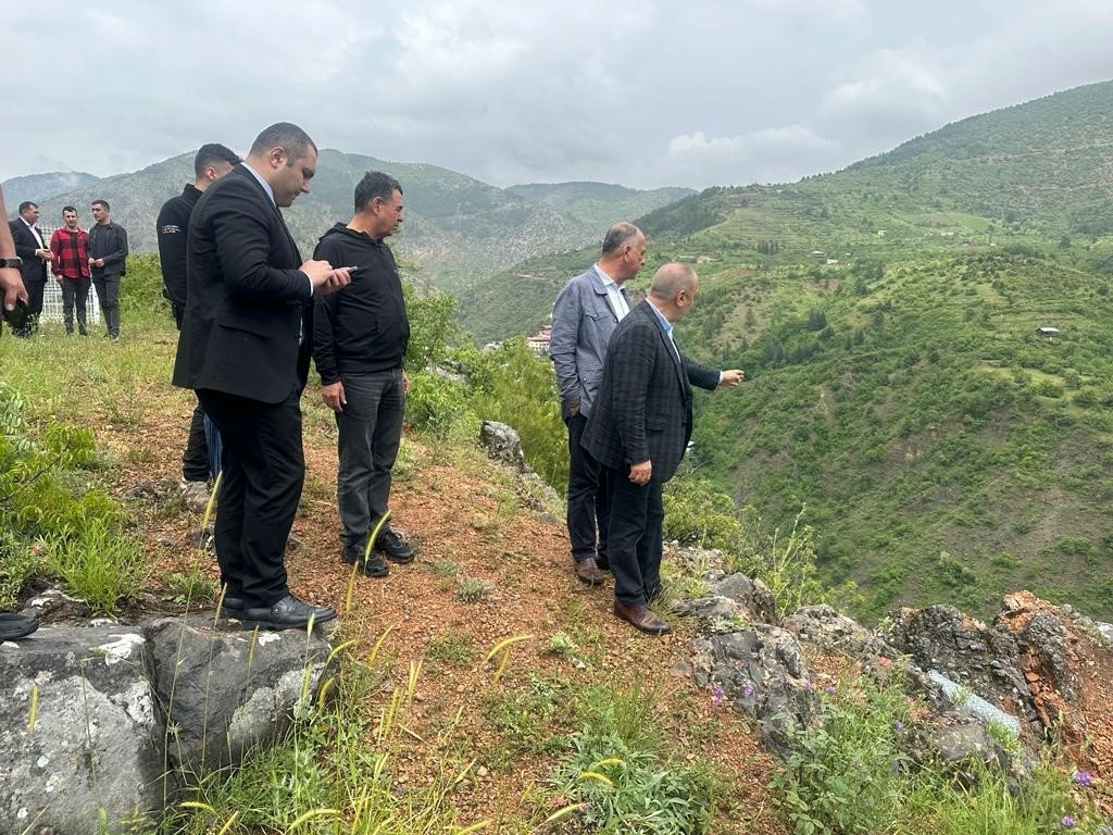 Depremler sonrası Saimbeyli’de tehlikeli kayalar temizleniyor