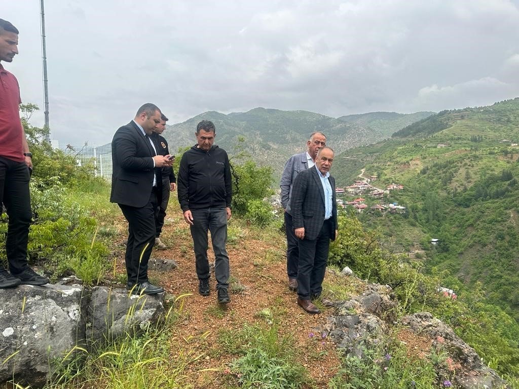 Depremler sonrası Saimbeyli’de tehlikeli kayalar temizleniyor