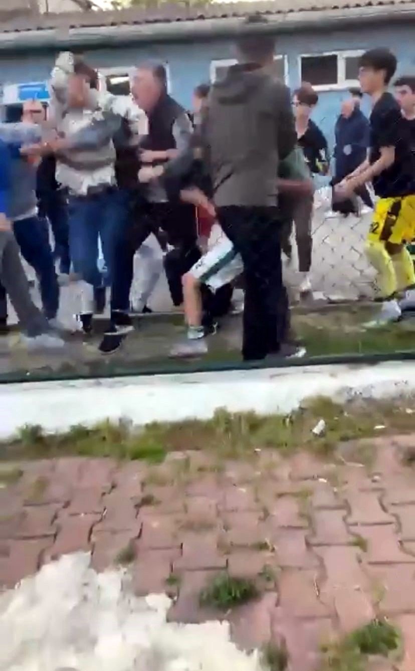 Yeşil sahalarda görmek istenilmeyen hareketler: Ortalık bir anda karıştı