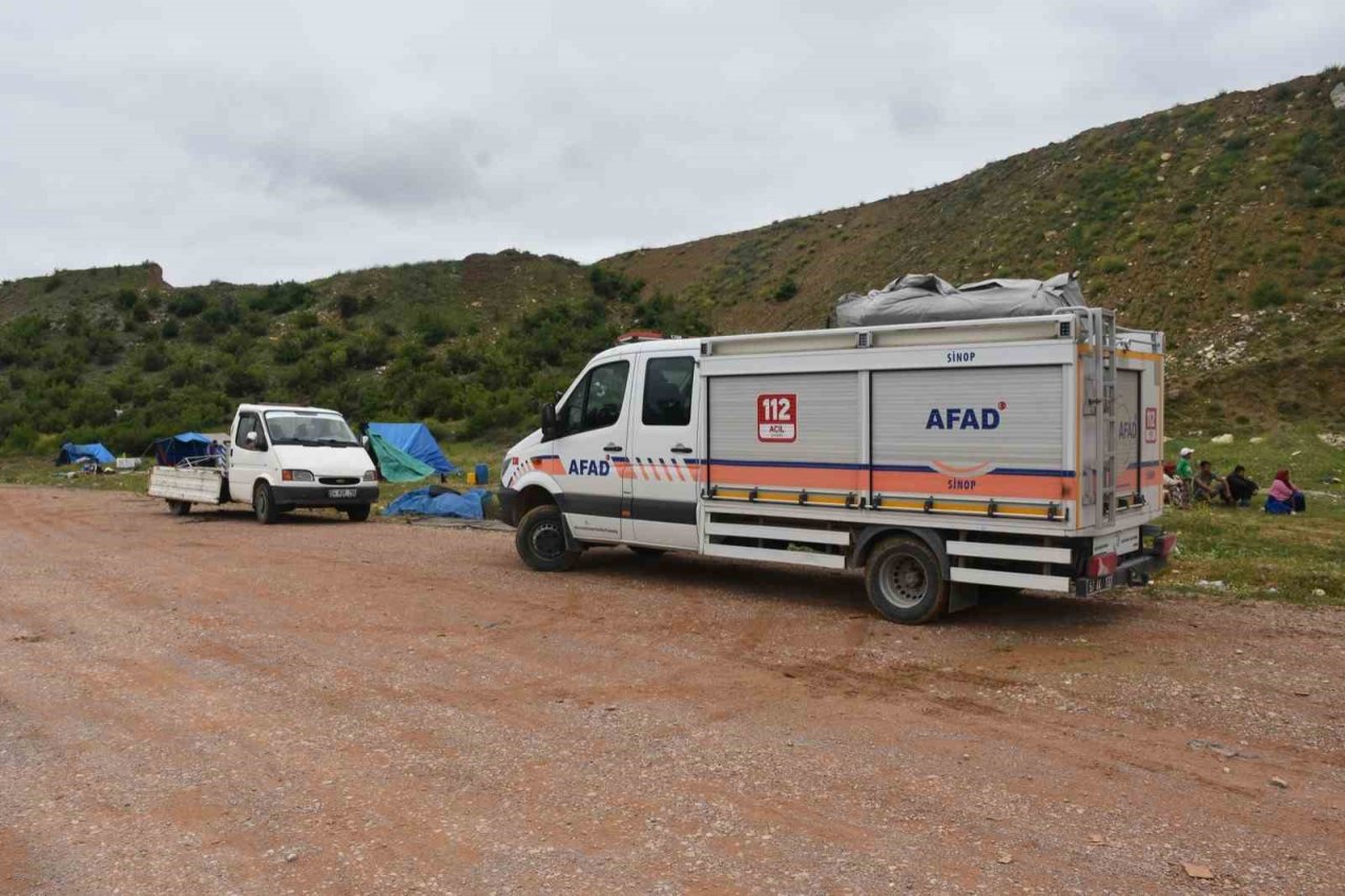 2 saatlik sağanak dereyi taşırdı, çadırları su bastı