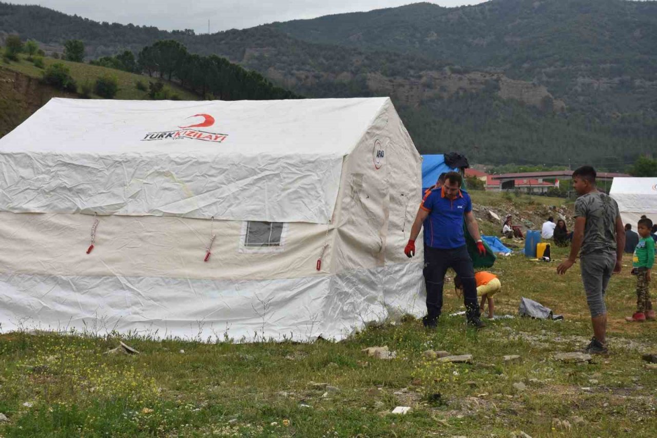 2 saatlik sağanak dereyi taşırdı, çadırları su bastı