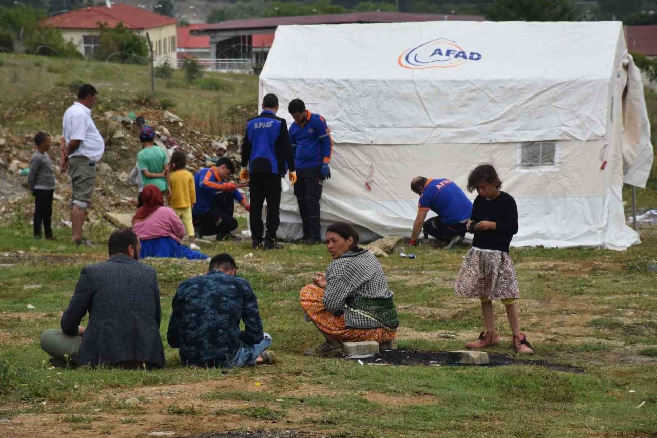 2 saatlik sağanak dereyi taşırdı, çadırları su bastı
