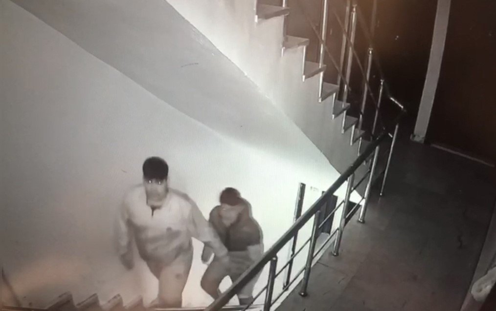 İstanbul’da akıl almaz tuzak kamerada: Buluşma vaadiyle eve çağırıp gasp ettiler