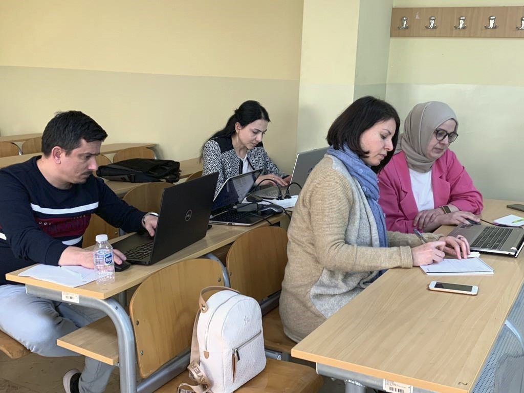 Eğitimlere akademisyenler karar veriyor