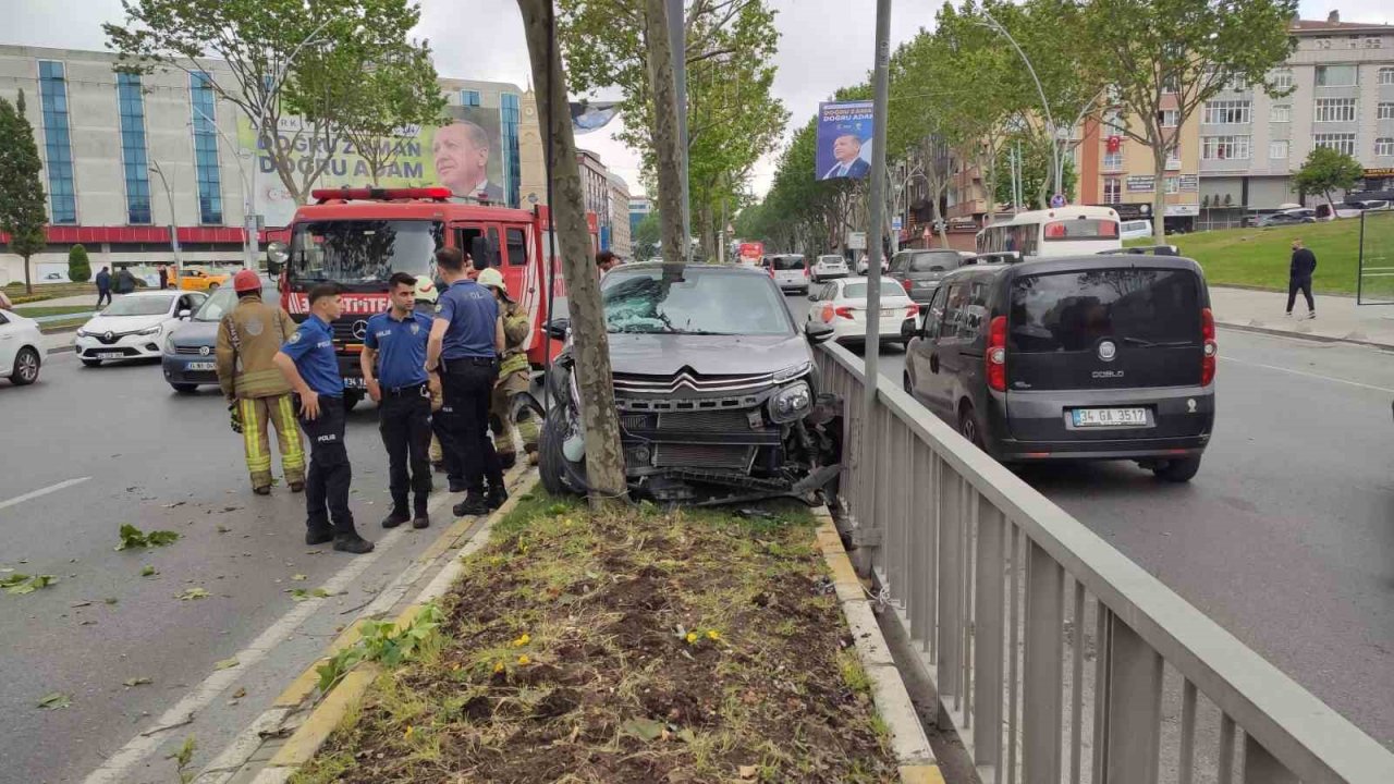 Sultangazi’de otomobil iki ağaç arasında sıkıştı