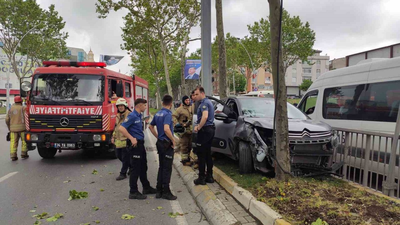 Sultangazi’de otomobil iki ağaç arasında sıkıştı