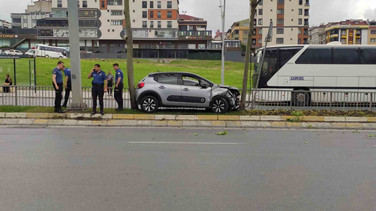 Sultangazi’de otomobil iki ağaç arasında sıkıştı