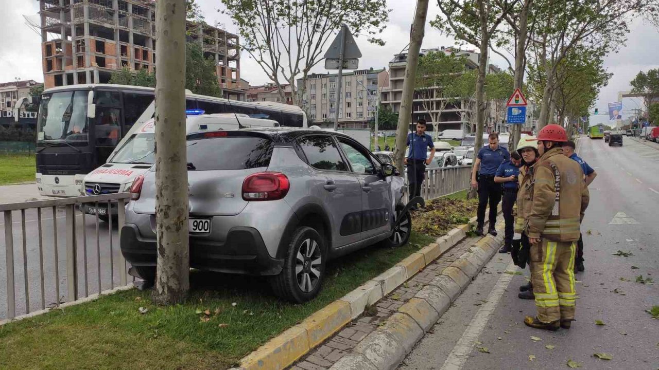 Sultangazi’de otomobil iki ağaç arasında sıkıştı