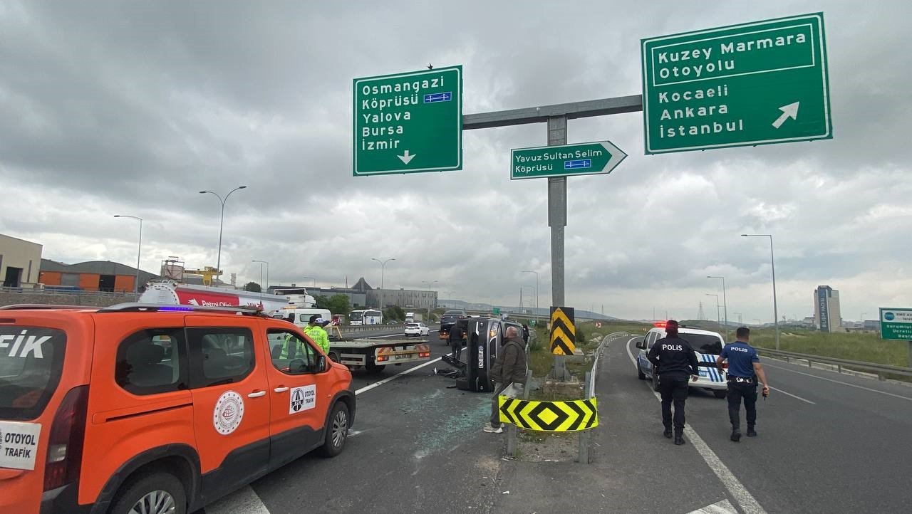 TEM’de iki araç çarpıştı, kazayı hafif sıyrıklarla atlattılar