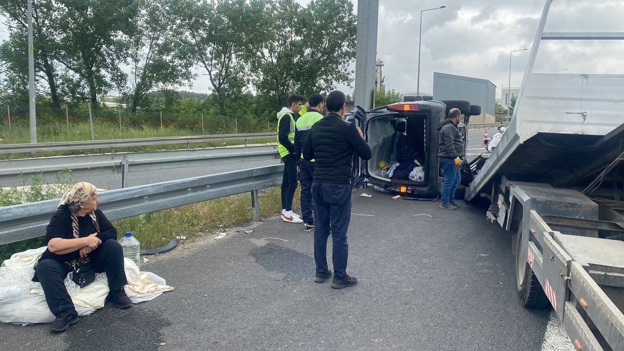 TEM’de iki araç çarpıştı, kazayı hafif sıyrıklarla atlattılar