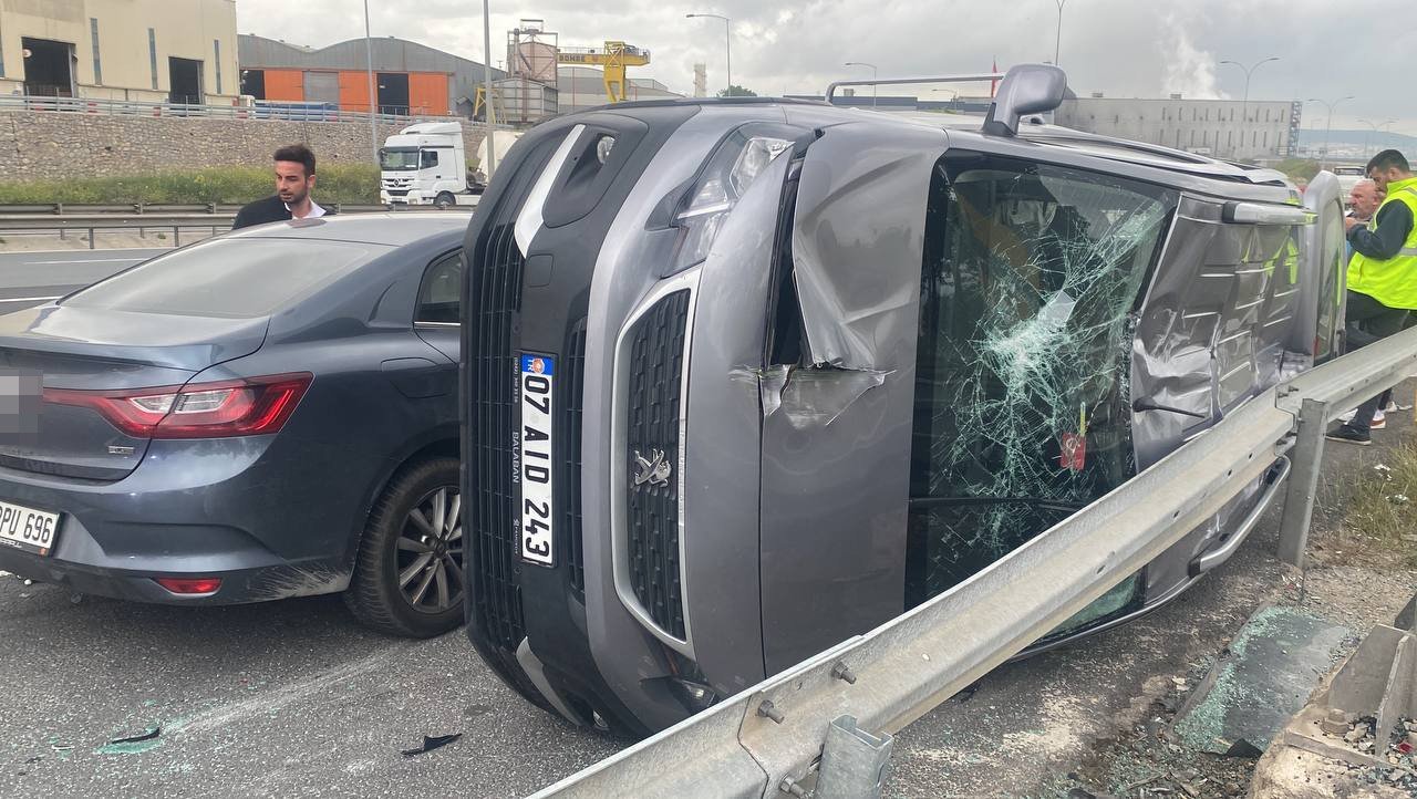 TEM’de iki araç çarpıştı, kazayı hafif sıyrıklarla atlattılar