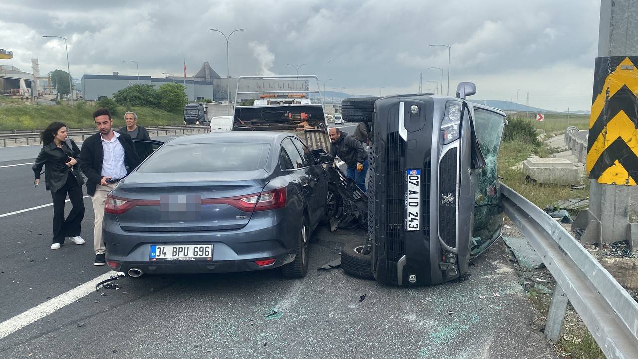 TEM’de iki araç çarpıştı, kazayı hafif sıyrıklarla atlattılar