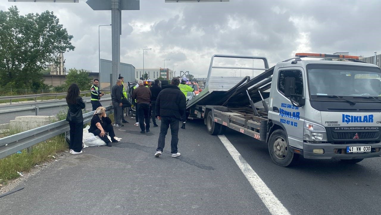 TEM’de iki araç çarpıştı, kazayı hafif sıyrıklarla atlattılar