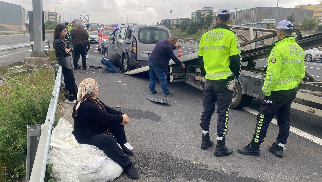 TEM’de iki araç çarpıştı, kazayı hafif sıyrıklarla atlattılar