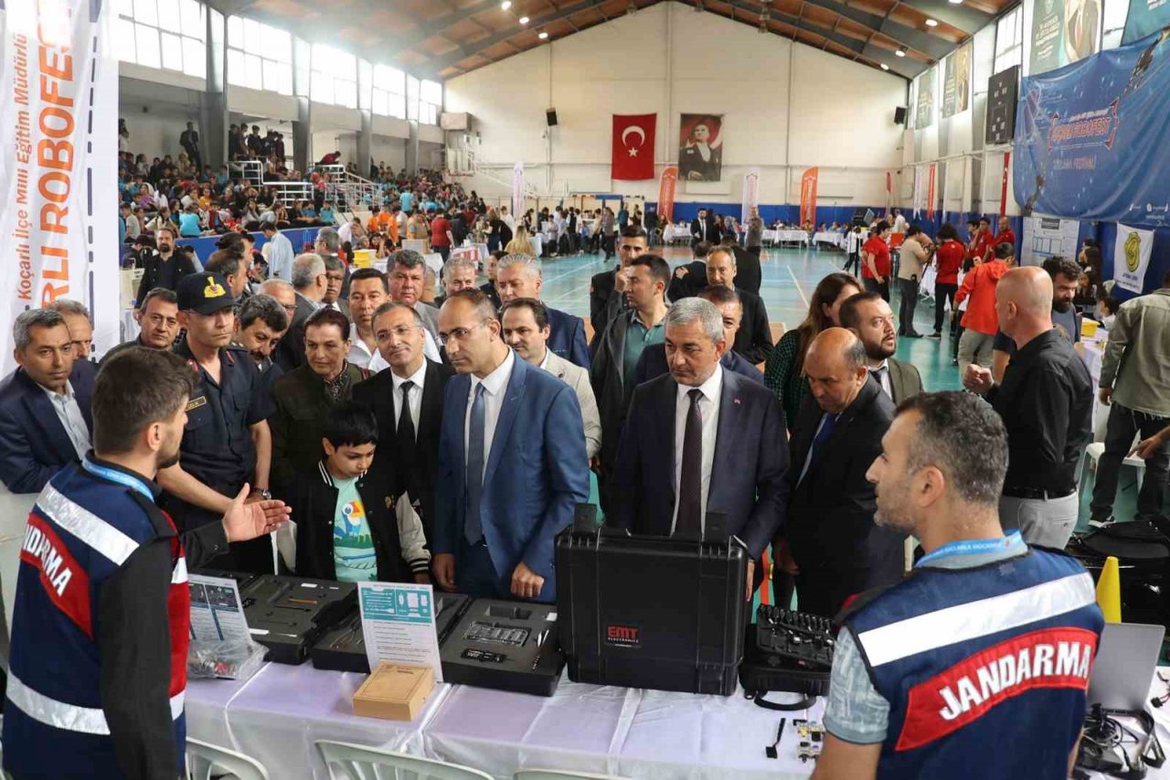 Koçarlı Robofest Yarışması renkli görüntülere sahne oluyor