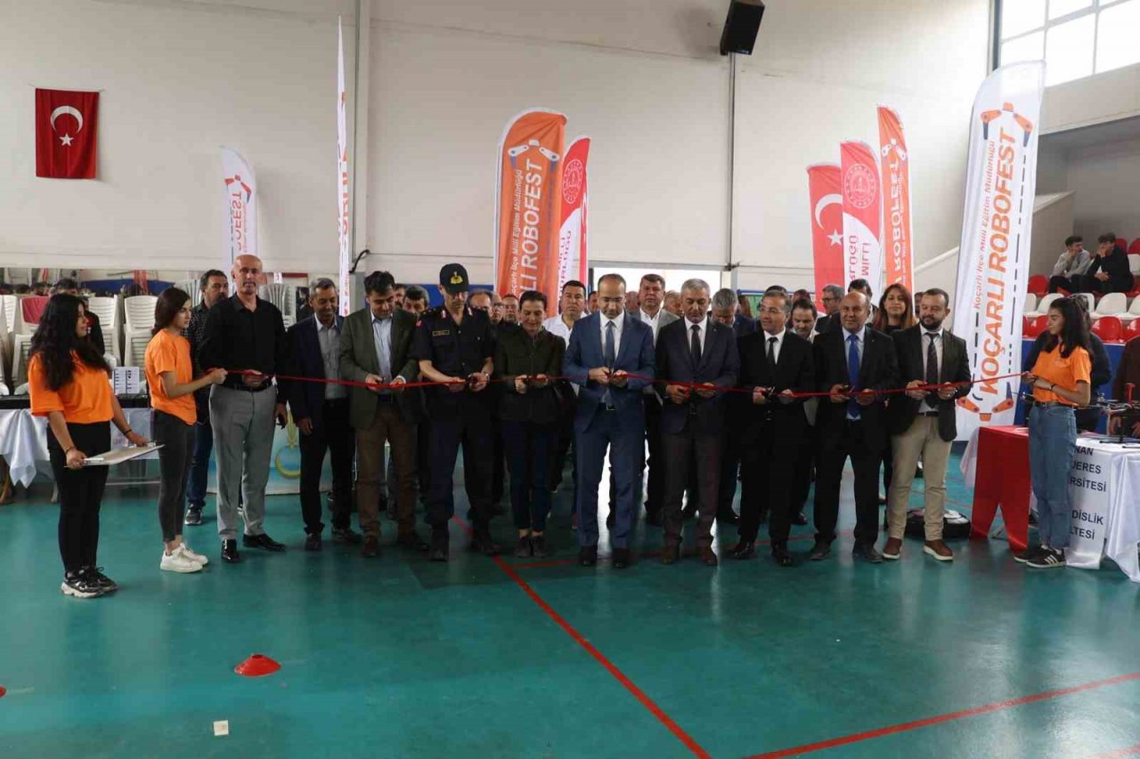 Koçarlı Robofest Yarışması renkli görüntülere sahne oluyor