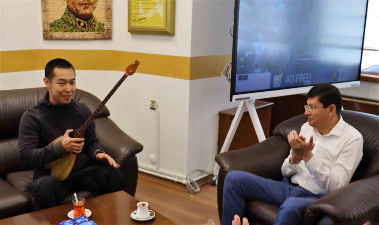 Yakutistanlı gençten Başkan Özcan’a dombra jesti