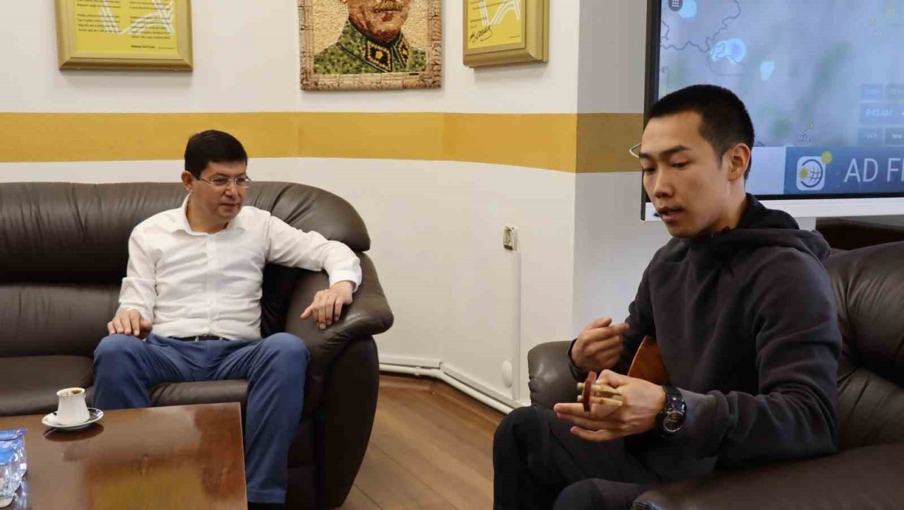 Yakutistanlı gençten Başkan Özcan’a dombra jesti