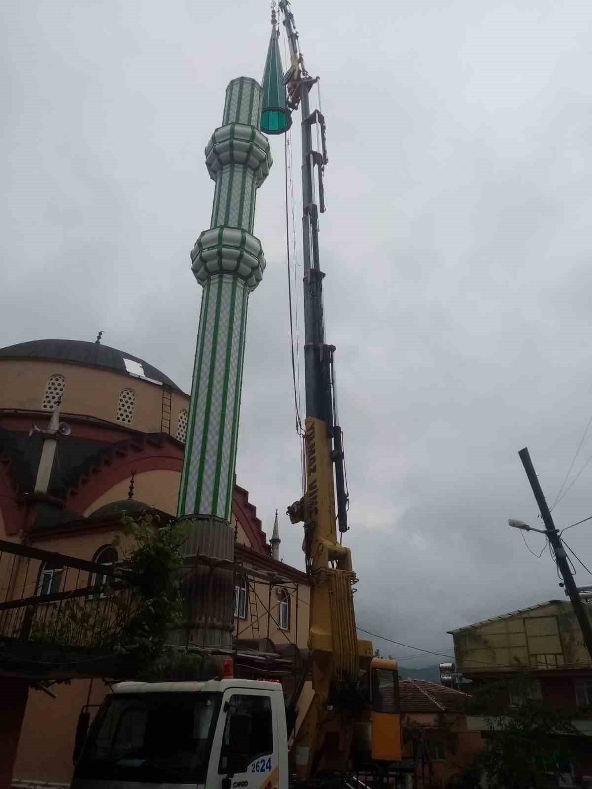 Fırtınadan yıkılan cami minaresi yenilendi