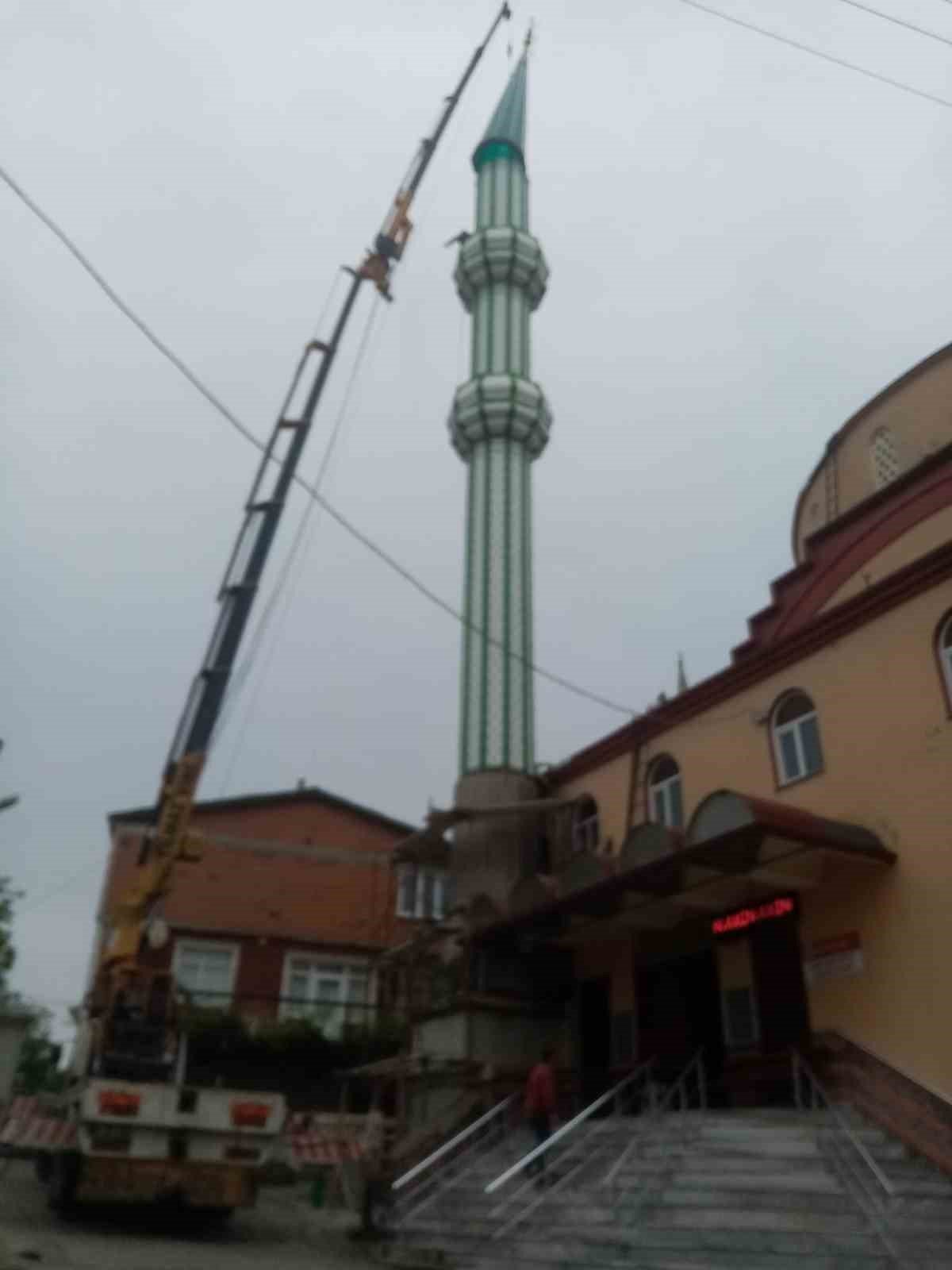 Fırtınadan yıkılan cami minaresi yenilendi