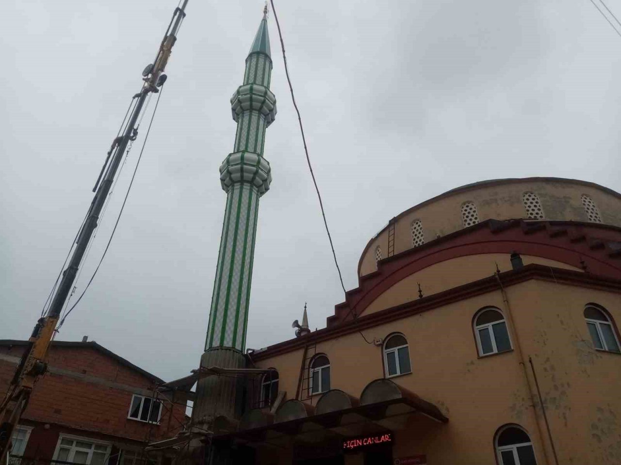 Fırtınadan yıkılan cami minaresi yenilendi