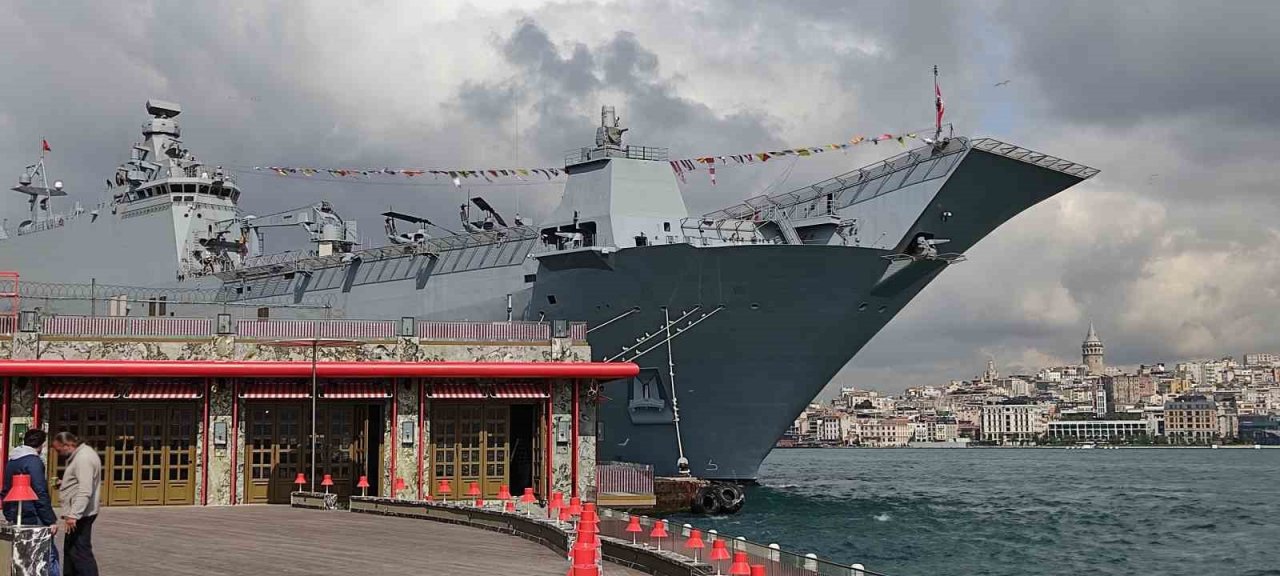 TCG Anadolu Gemisine vatandaşların yoğun ilgisi devam ediyor