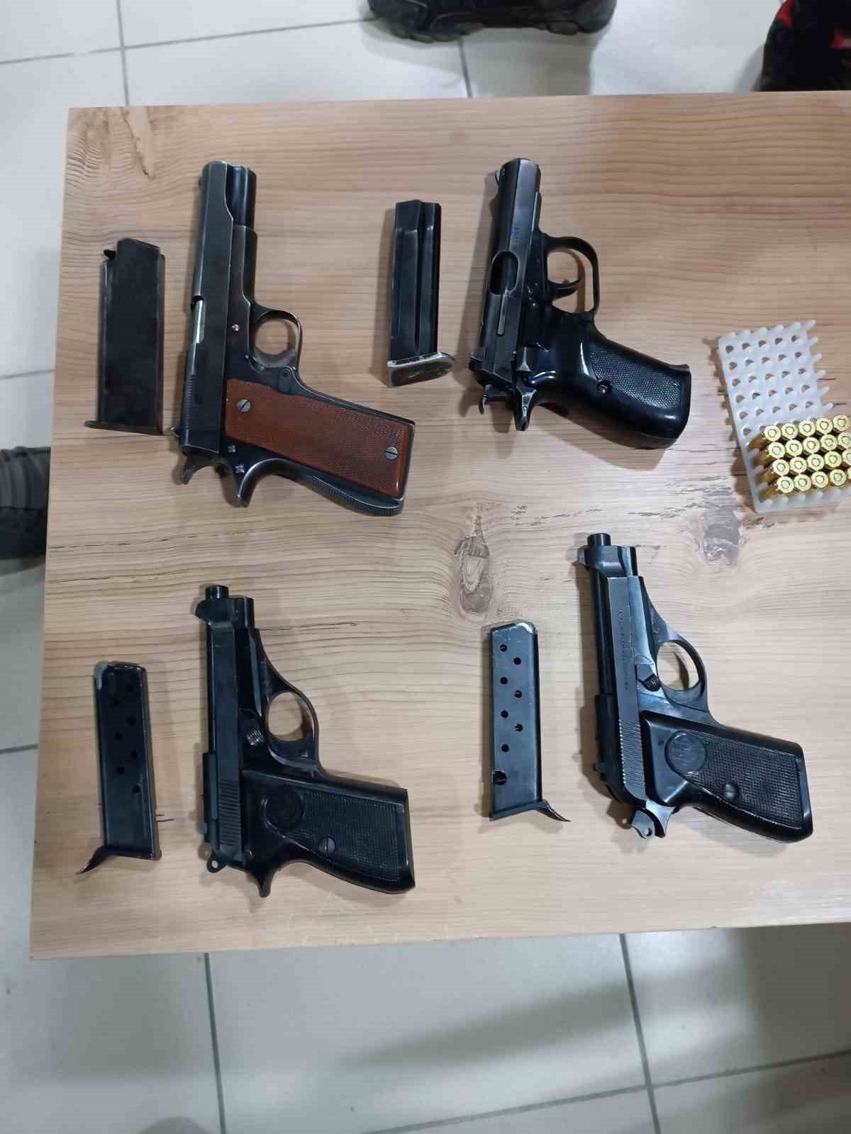Ruhsatsız silahlar ele geçirildi, 2 şüpheli gözaltına alındı