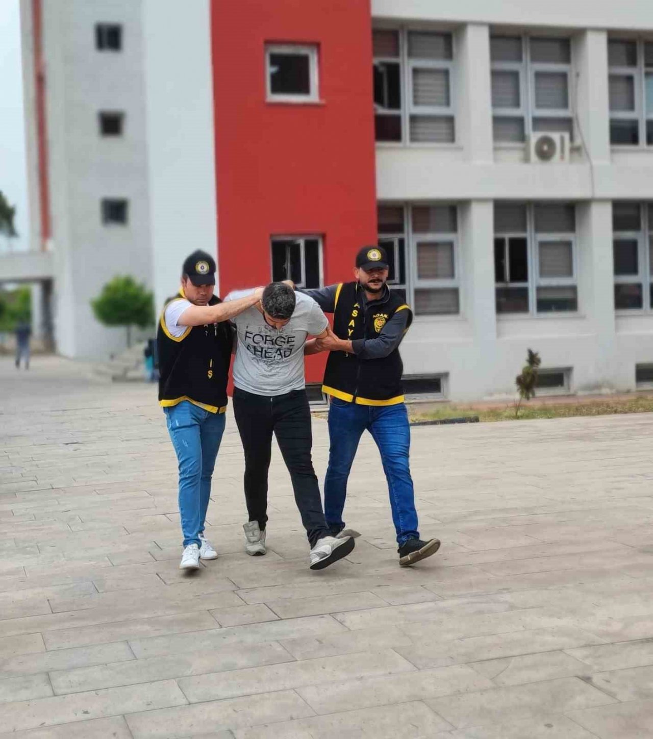 Yan bakma yüzünden kafa attığı adam öldü